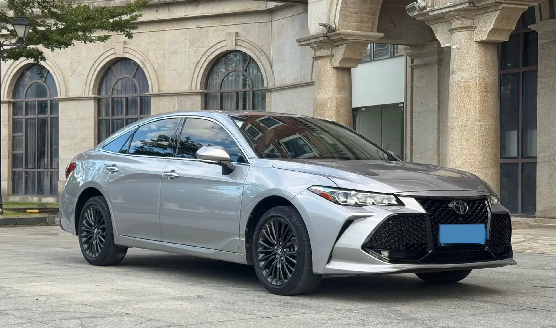 2019 TOYOTA AVALON thumbnail 3
