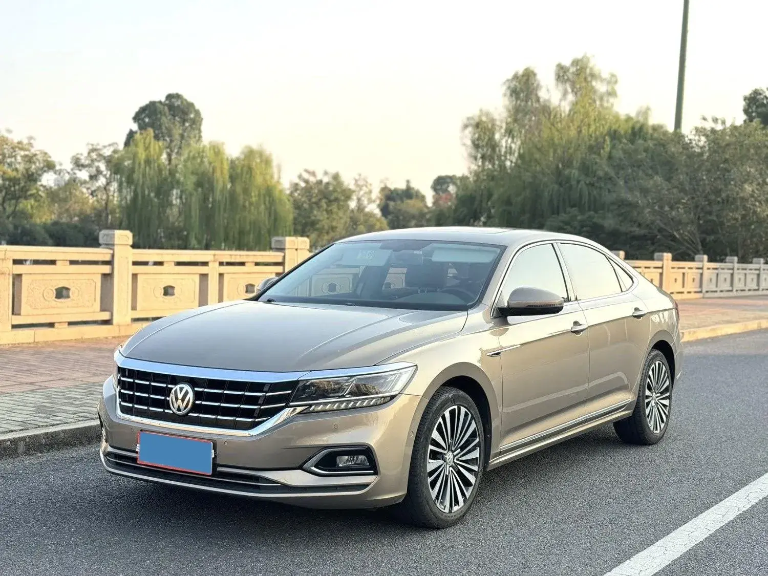 2019 VOLKSWAGEN PASSAT view 1