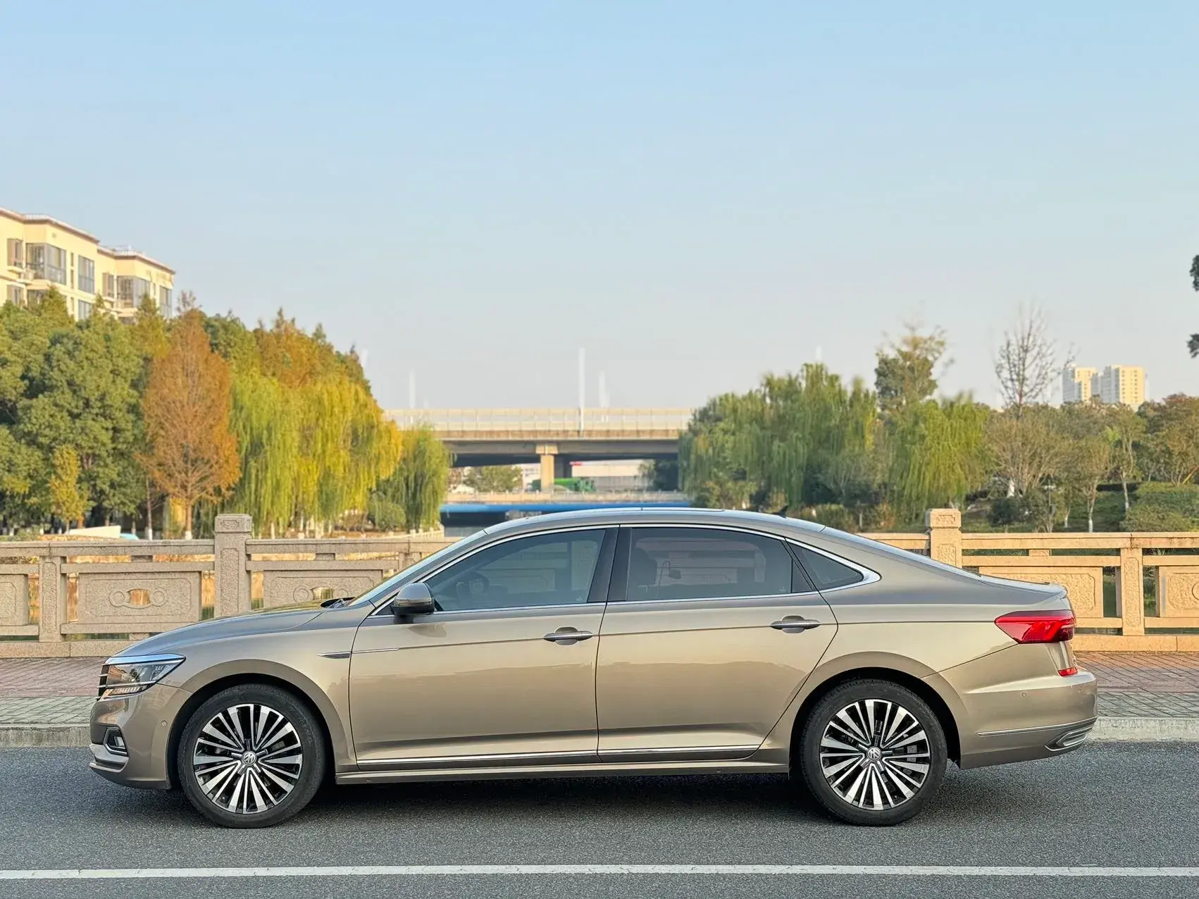 2019 VOLKSWAGEN PASSAT thumbnail 3