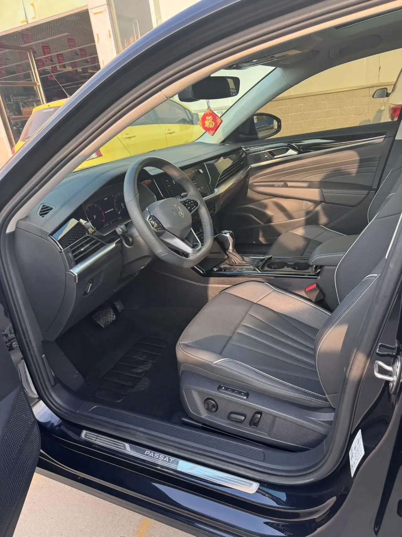 2025 VOLKSWAGEN PASSAT thumbnail 3