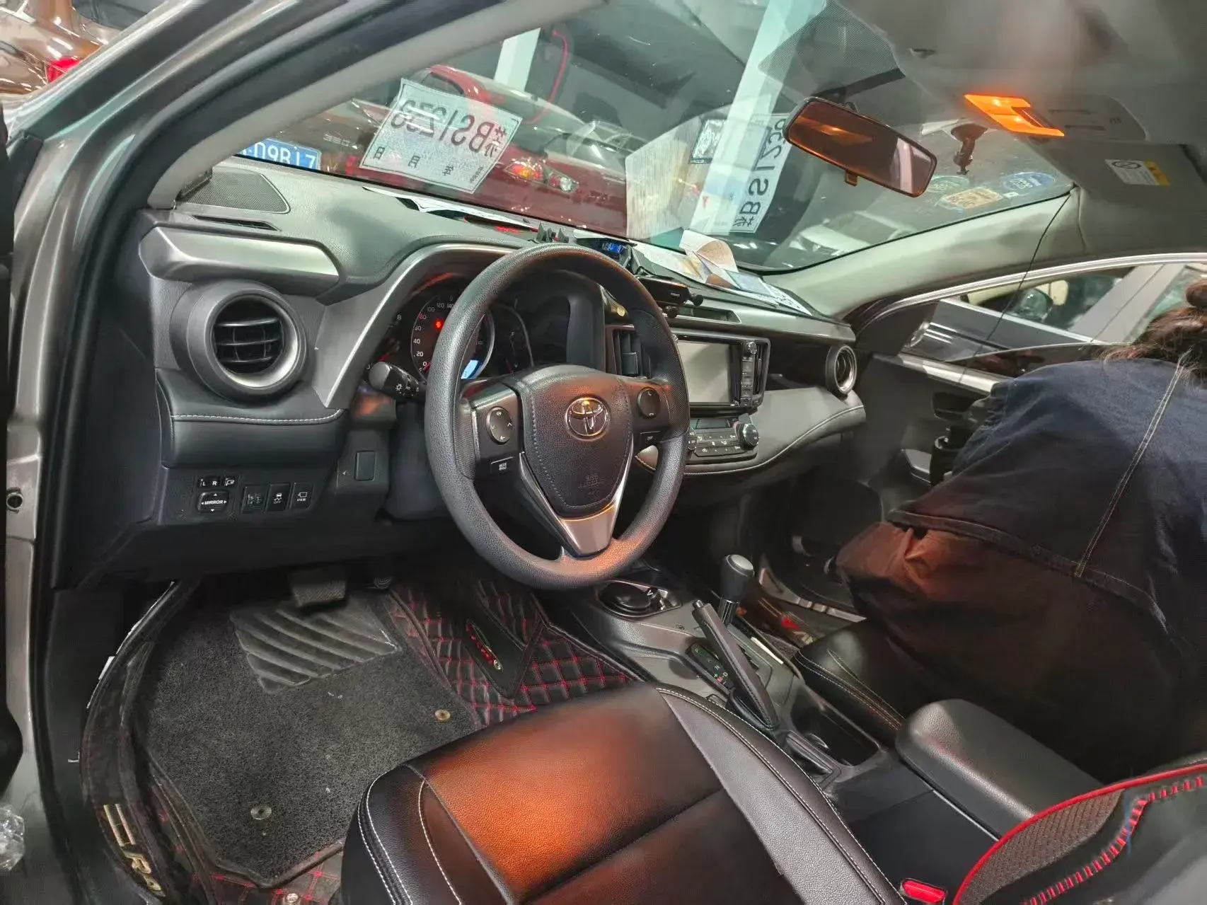 2019 TOYOTA RAV4 thumbnail 4