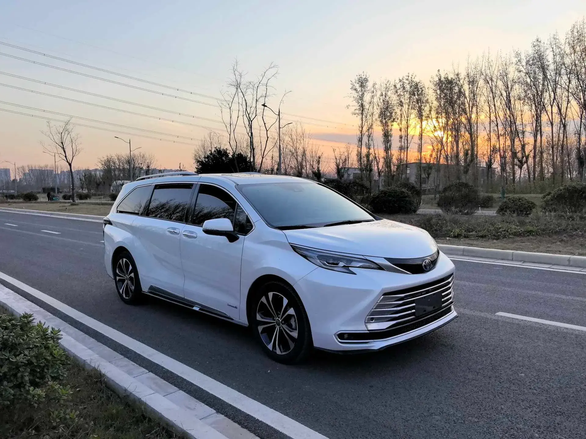 2023 TOYOTA SIENNA thumbnail 3