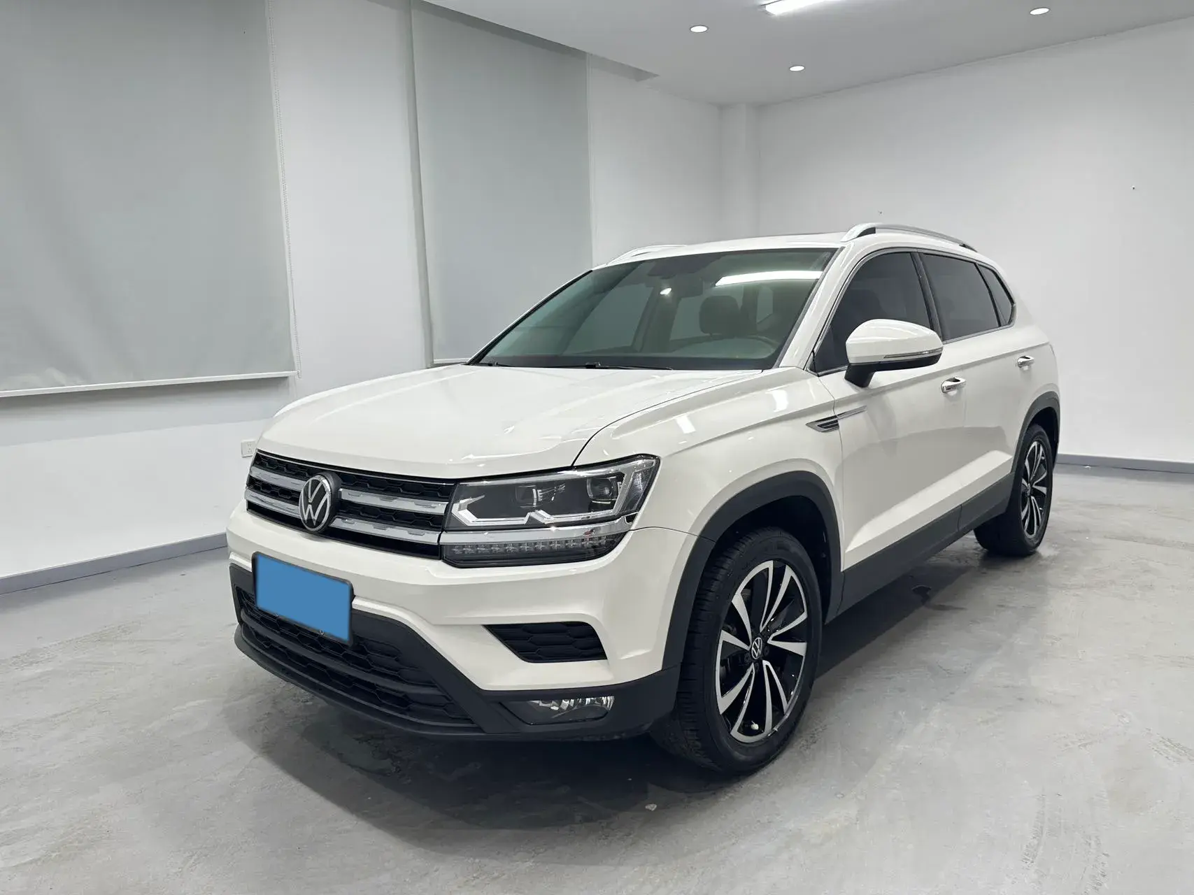 2022 VOLKSWAGEN THARU view 1