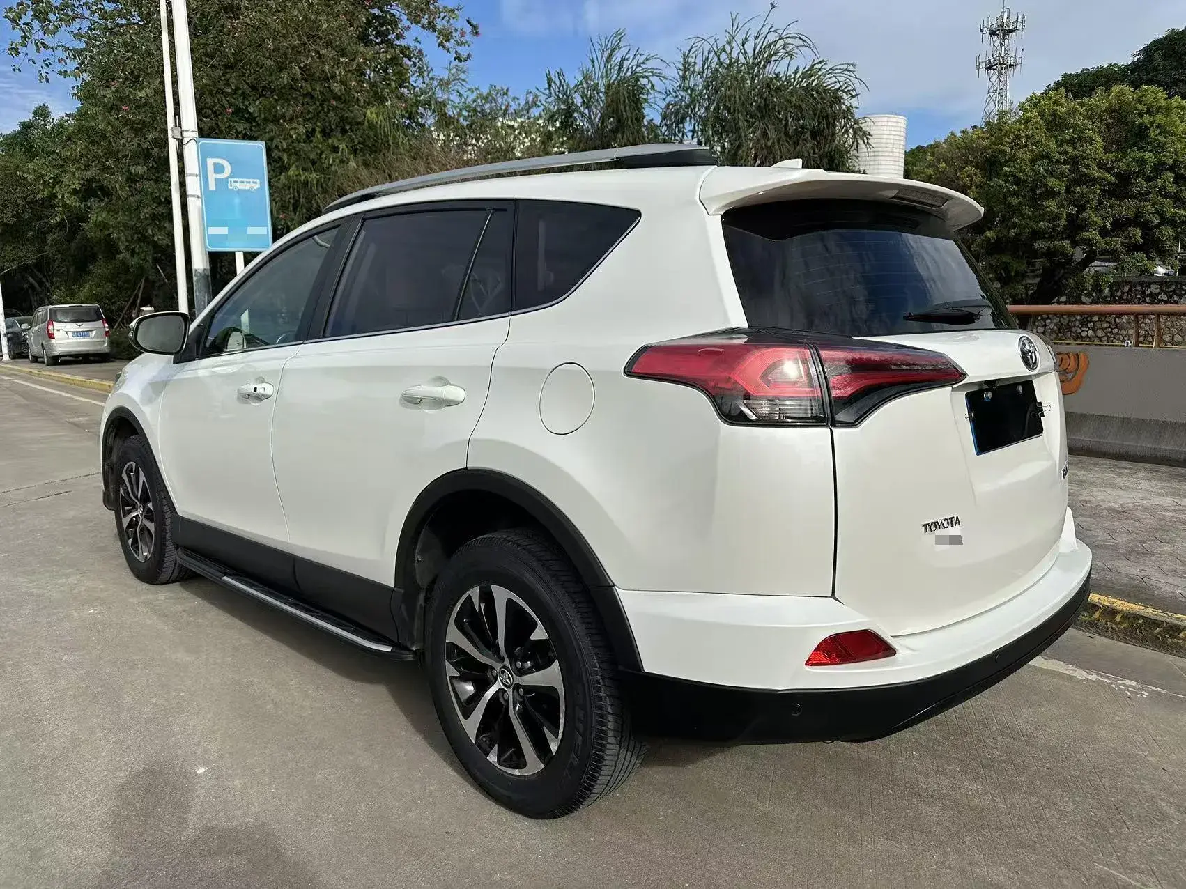2018 TOYOTA RAV4 thumbnail 4
