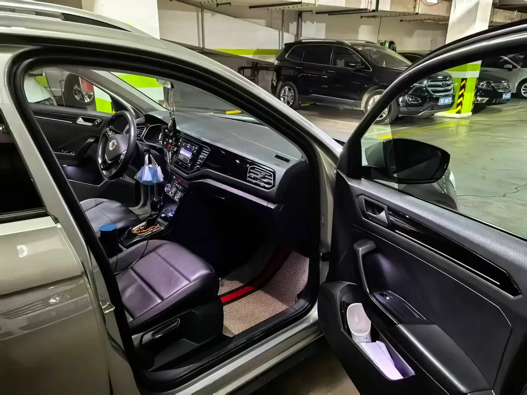 2018 VOLKSWAGEN T-ROC thumbnail 4