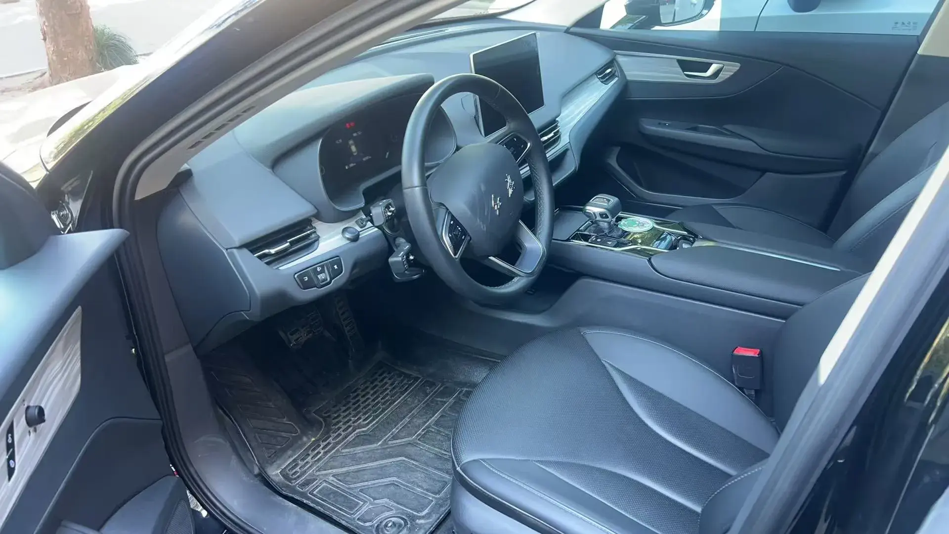 2024 HONGQI E-QM5 thumbnail 2