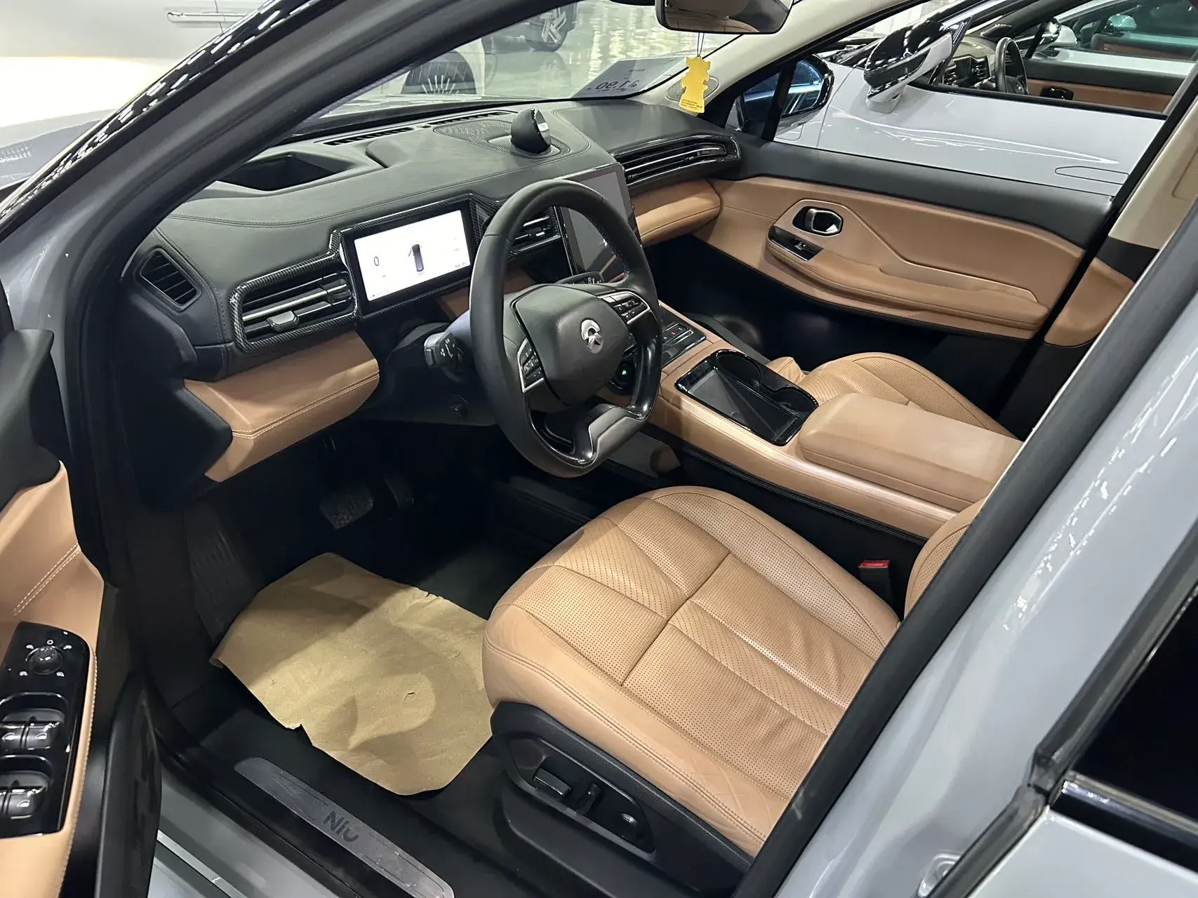 2018 NIO ES8 thumbnail 3