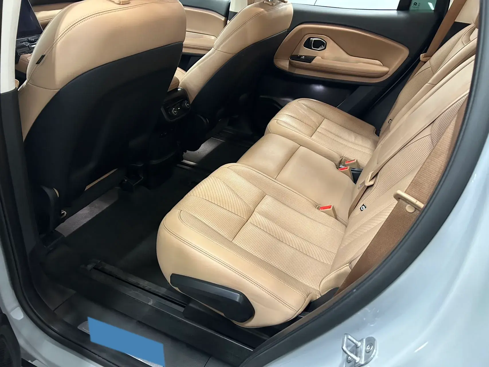 2018 NIO ES8 thumbnail 4