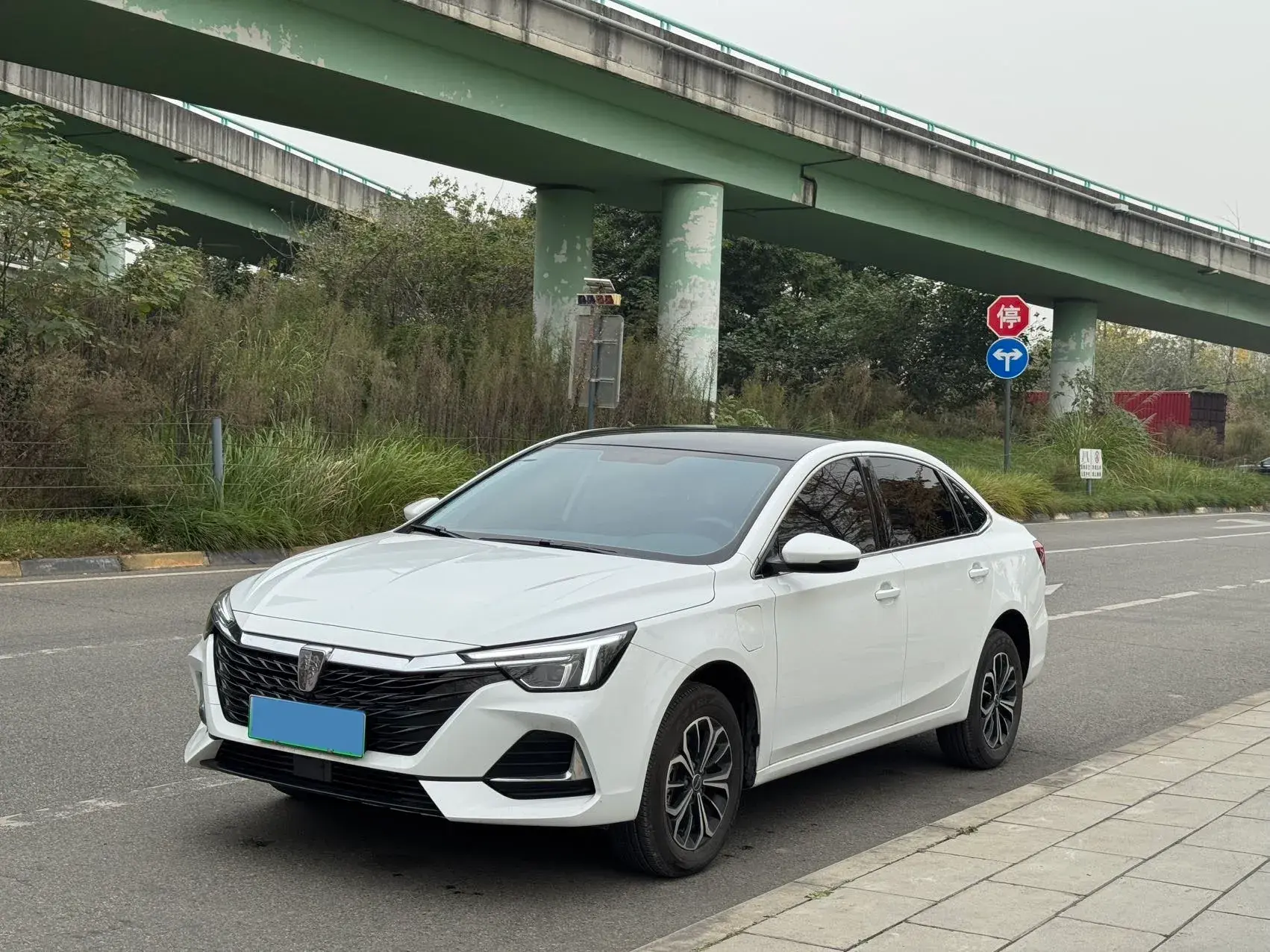 2023 ROEWE I6 view 1