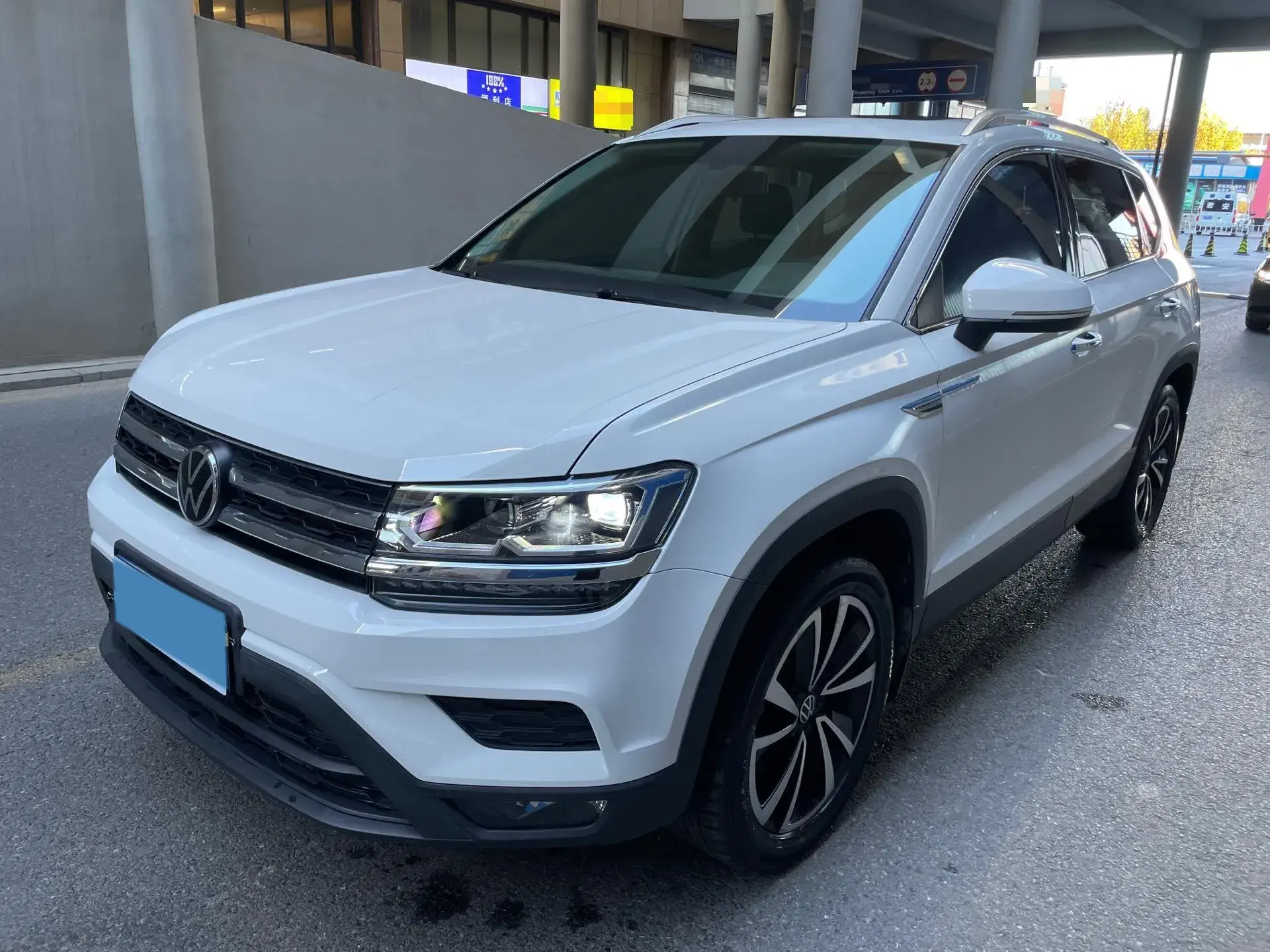2021 VOLKSWAGEN THARU view 1