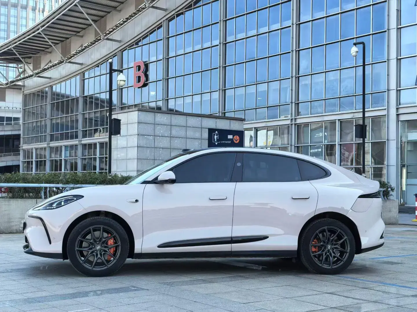 2023 IM LS6 thumbnail 3