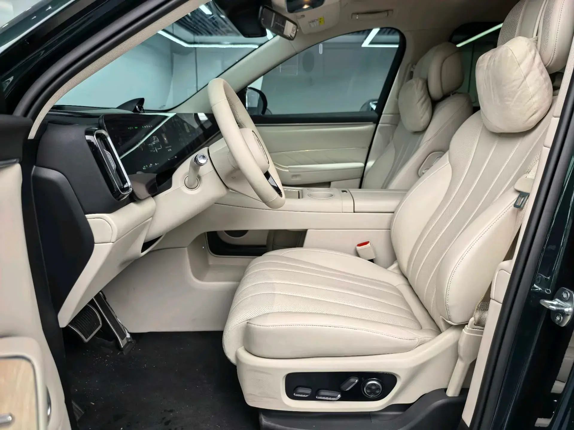 2025 AITO AITO thumbnail 4