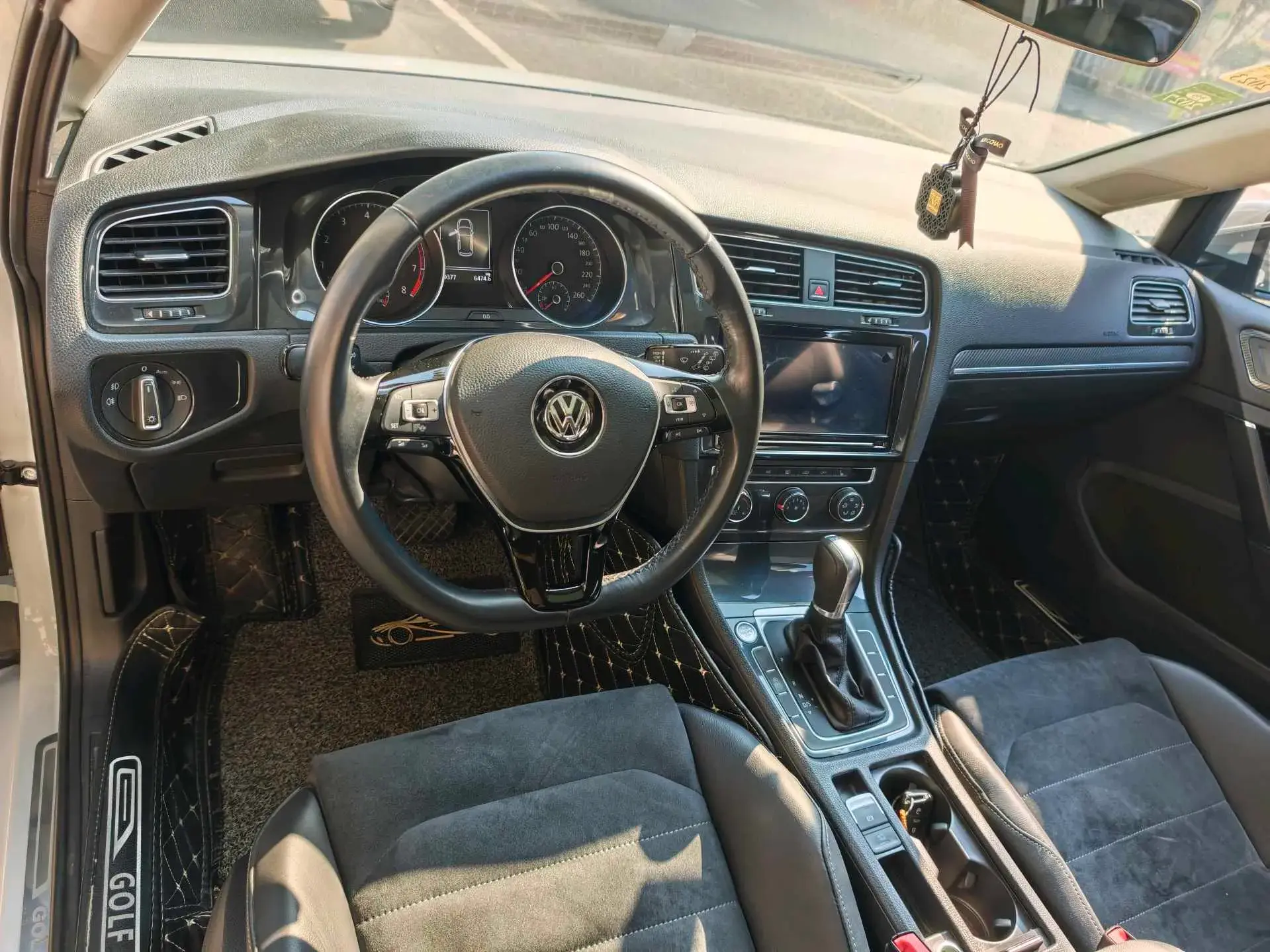 2019 VOLKSWAGEN GOLF thumbnail 3