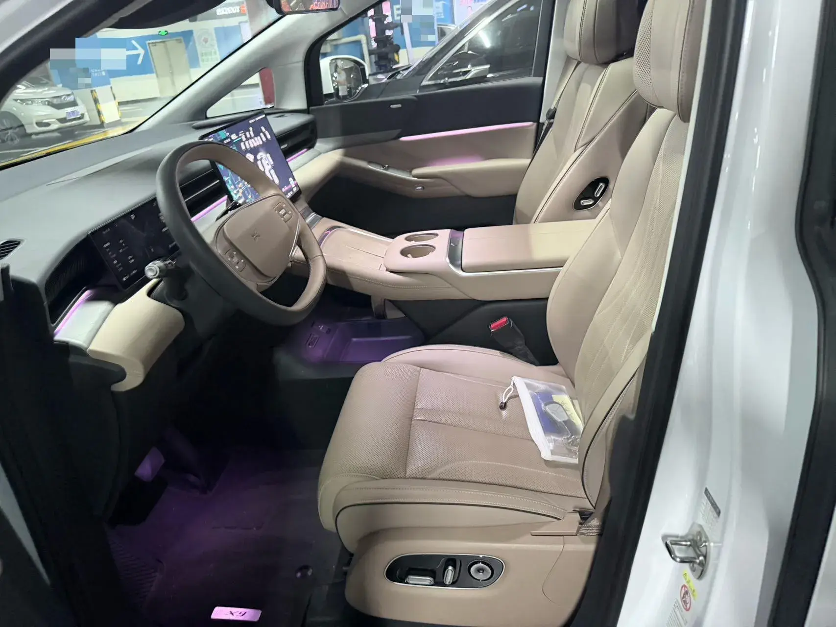 2025 XPENG X9 thumbnail 4