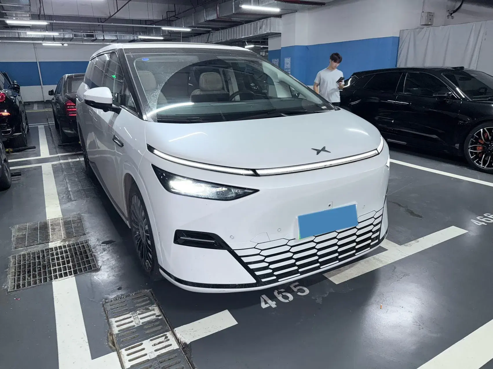 2025 XPENG X9 thumbnail 3