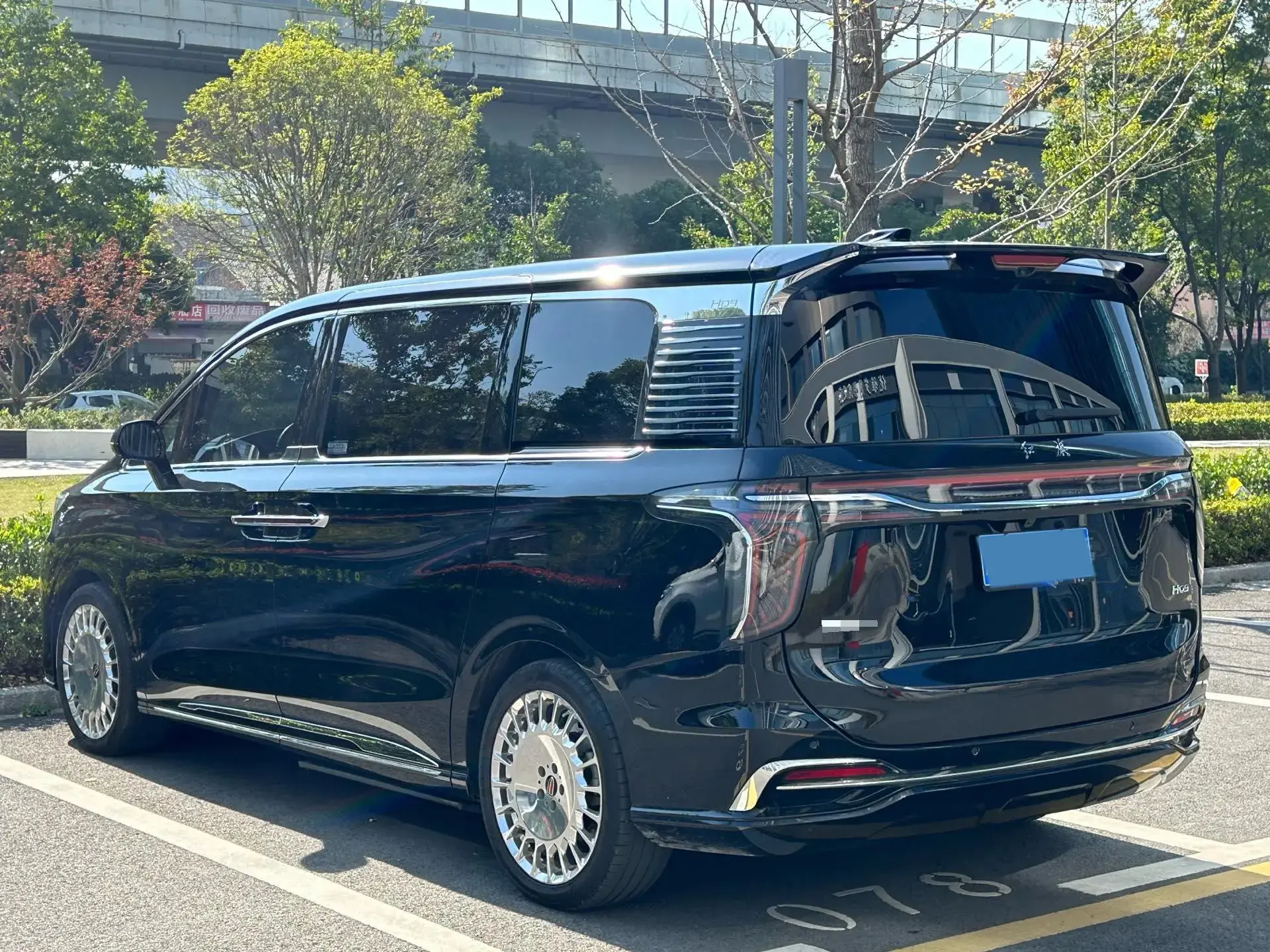 2023 HONGQI HQ9 thumbnail 4
