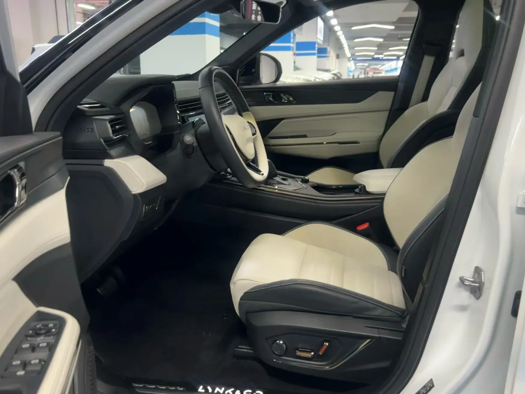 2023 LYNK&CO 01 thumbnail 3