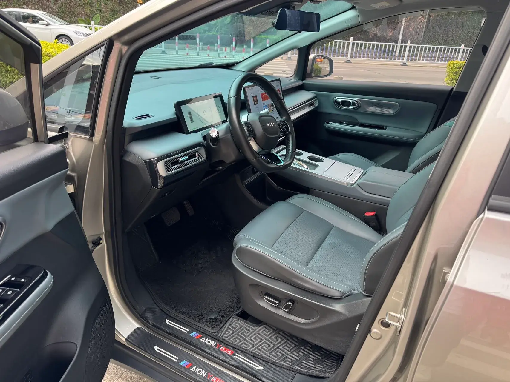 2023 AION Y thumbnail 4