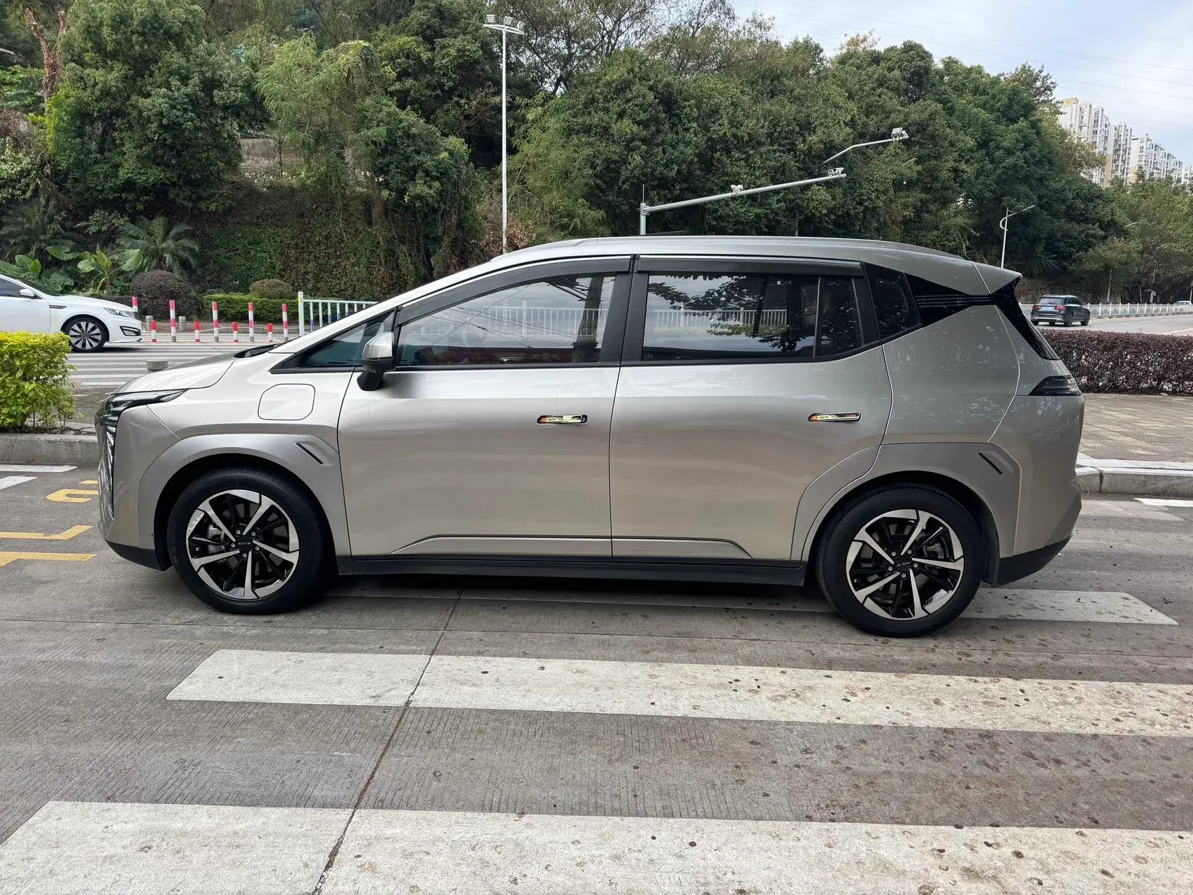 2023 AION Y thumbnail 3