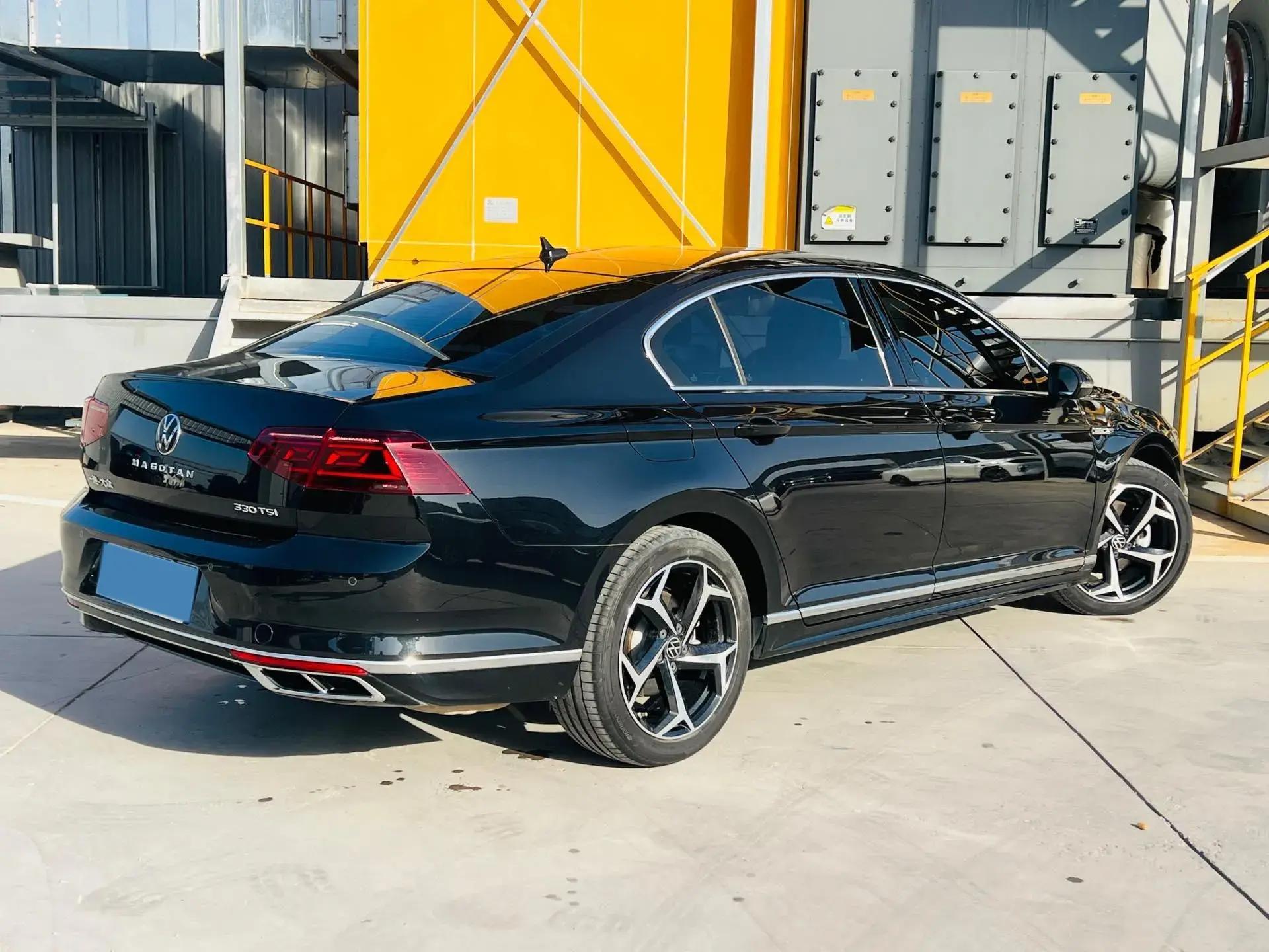 2023 VOLKSWAGEN MAGOTAN thumbnail 3