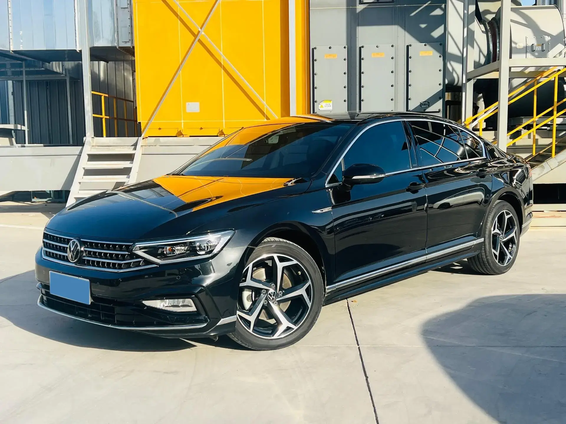 2023 VOLKSWAGEN MAGOTAN view 1