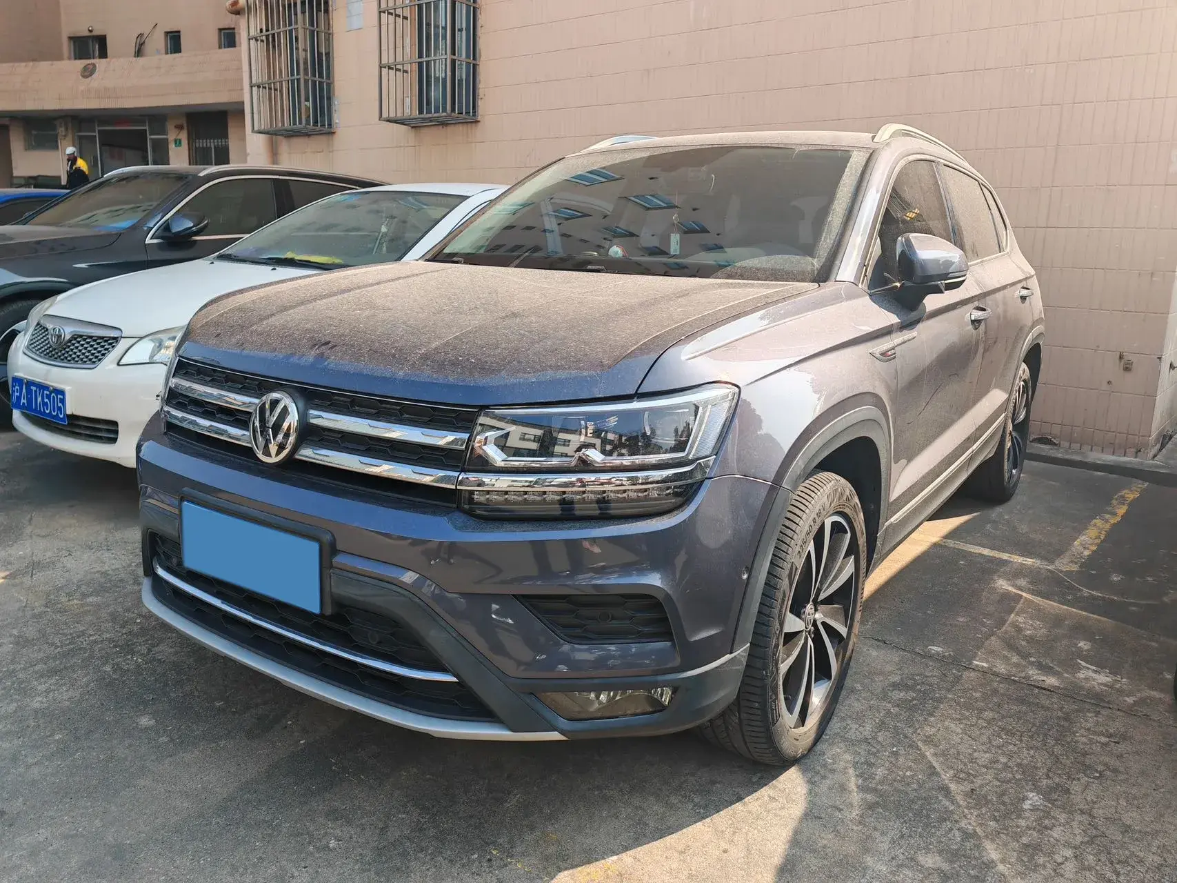 2020 VOLKSWAGEN THARU view 1