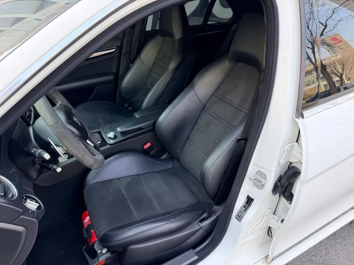 2014 Mercedes-Benz C AMG 6.2L 507HP V8 7AT,autocango,china used car exporter,china ev exporter,chinese used car exporter,chinese used ev exporter