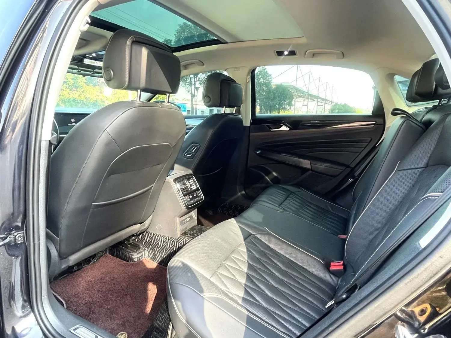 2022 VOLKSWAGEN PASSAT thumbnail 3