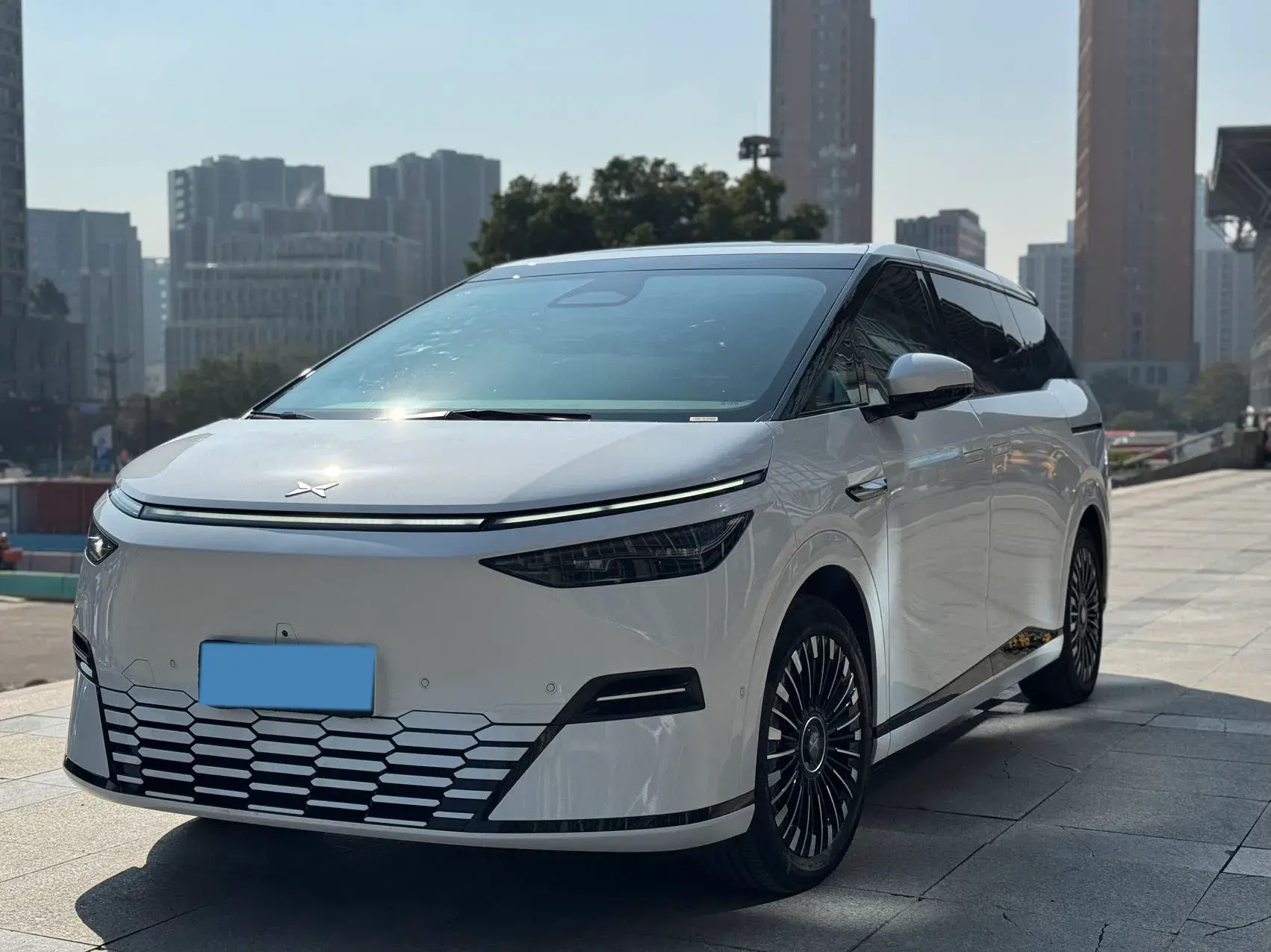 2025 XPENG X9 view 1