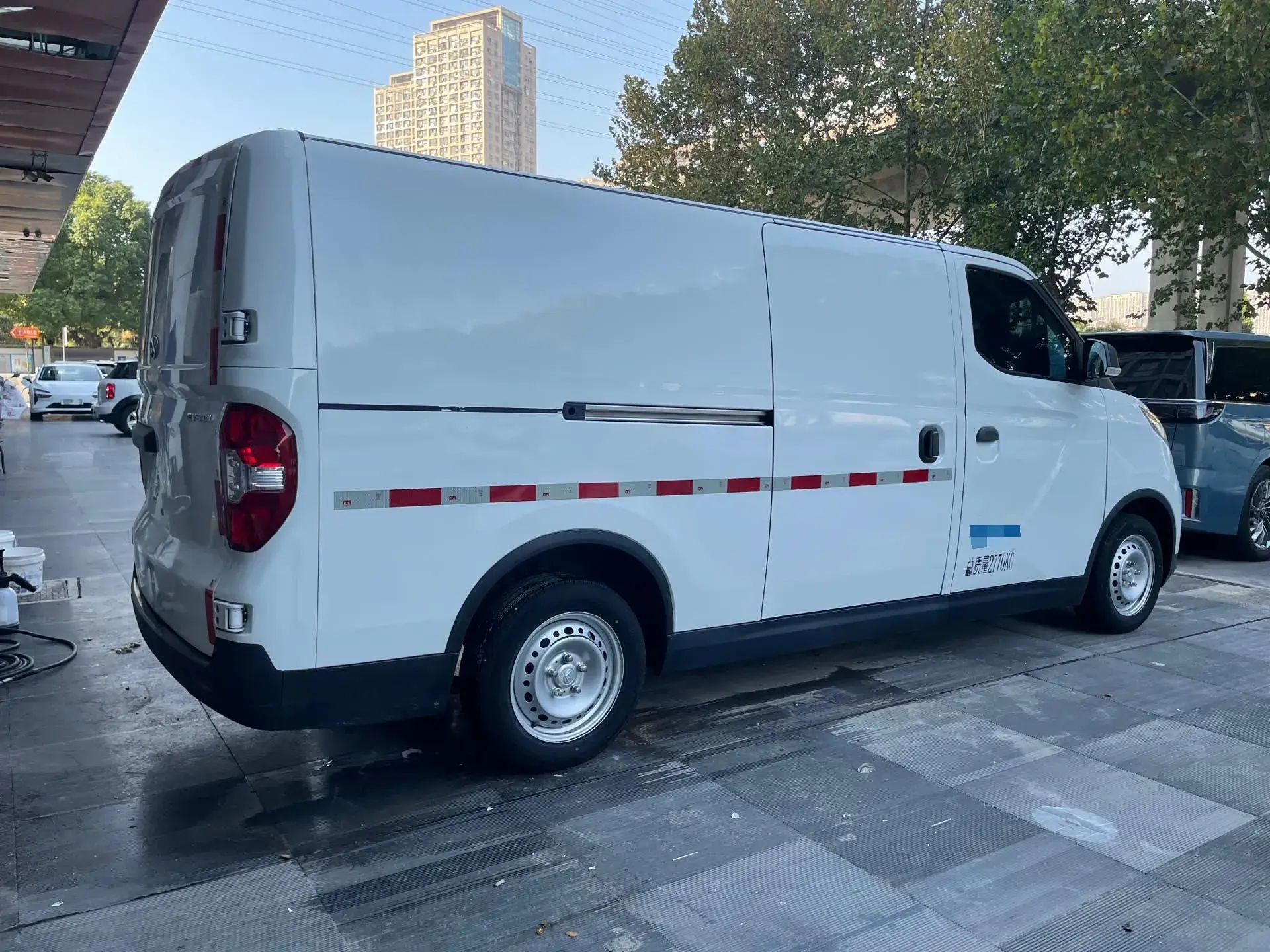 2023 MAXUS EV30 thumbnail 2