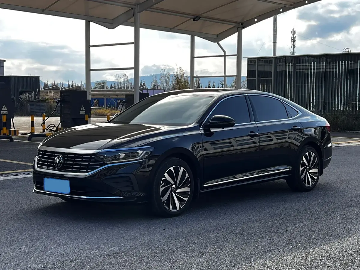 2025 Volkswagen Passat 2.0T 220HP L4 7DCT