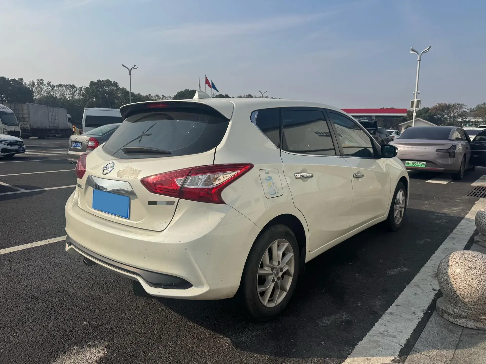 2021 NISSAN TIIDA thumbnail 4