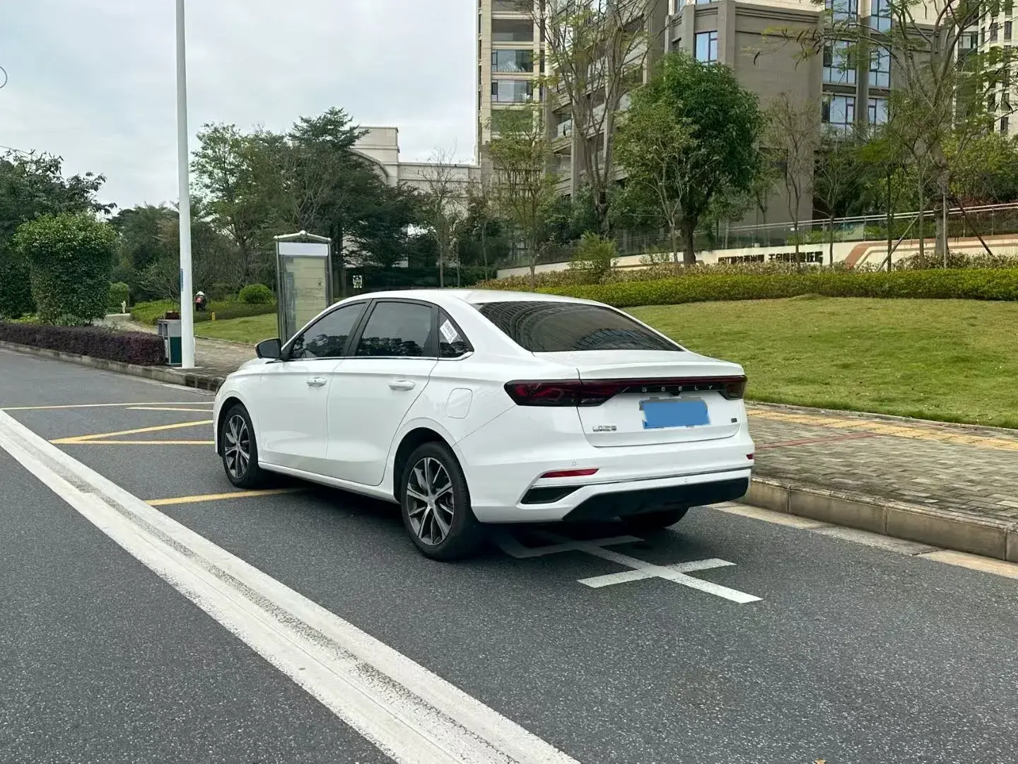 2023 GEELY EMGRAND thumbnail 3