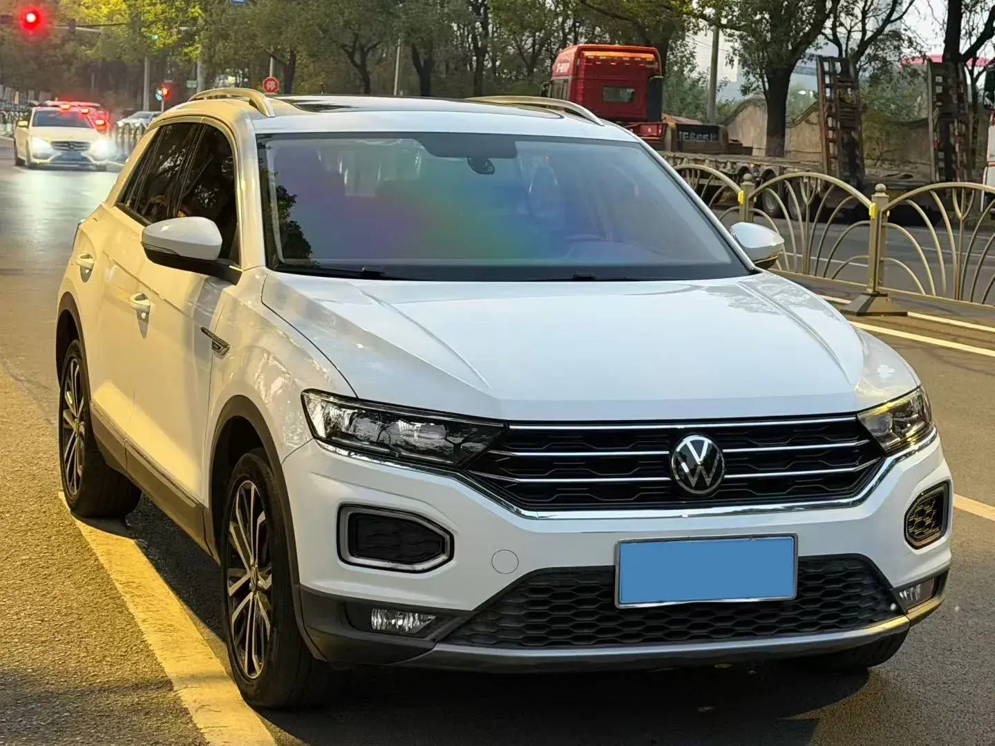 2021 VOLKSWAGEN T-ROC thumbnail 3
