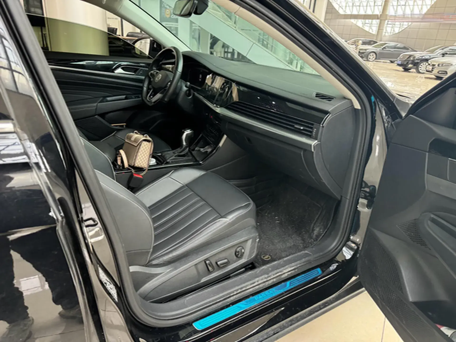 2023 VOLKSWAGEN PASSAT thumbnail 4