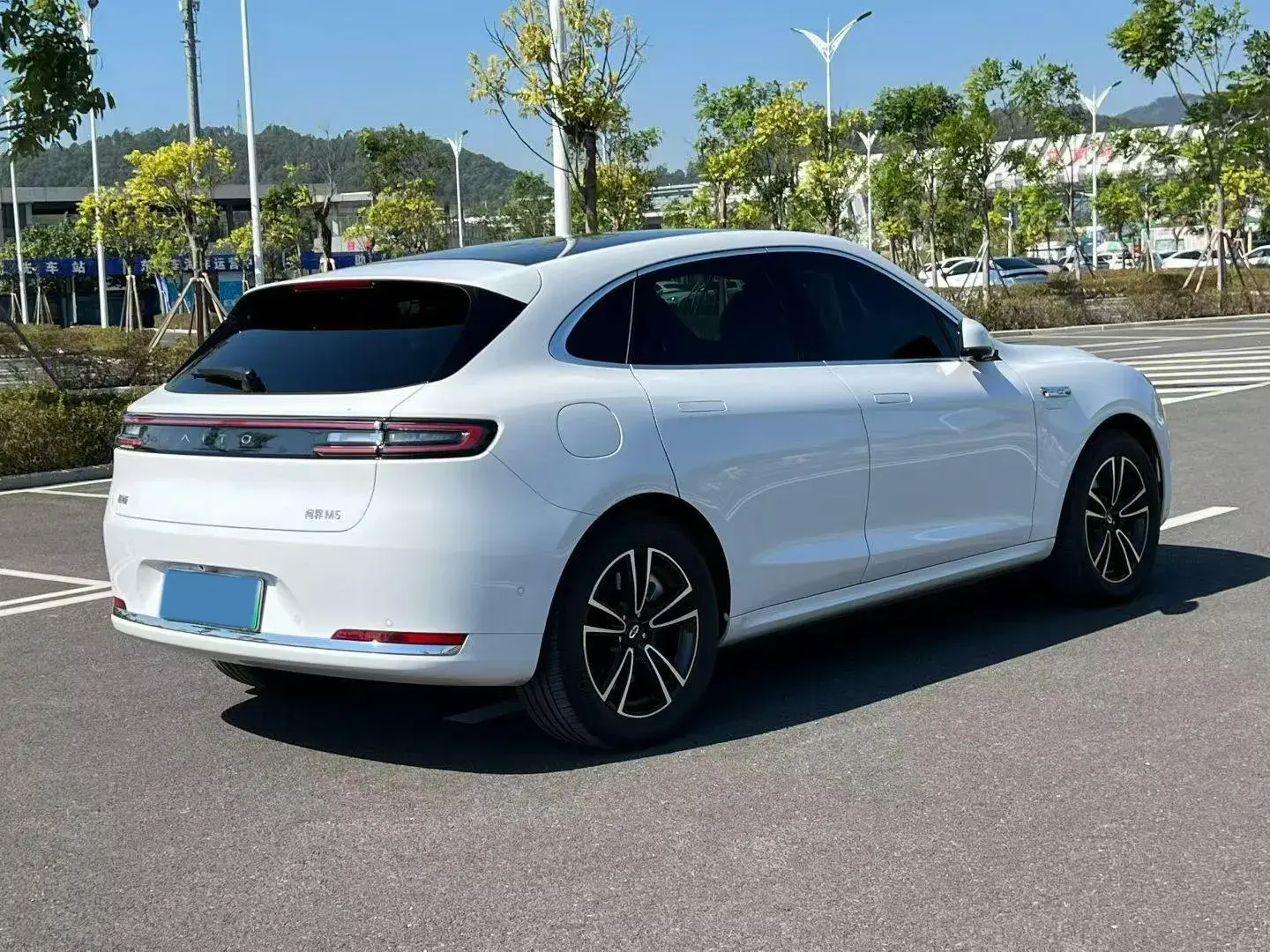 2025 AITO AITO thumbnail 3