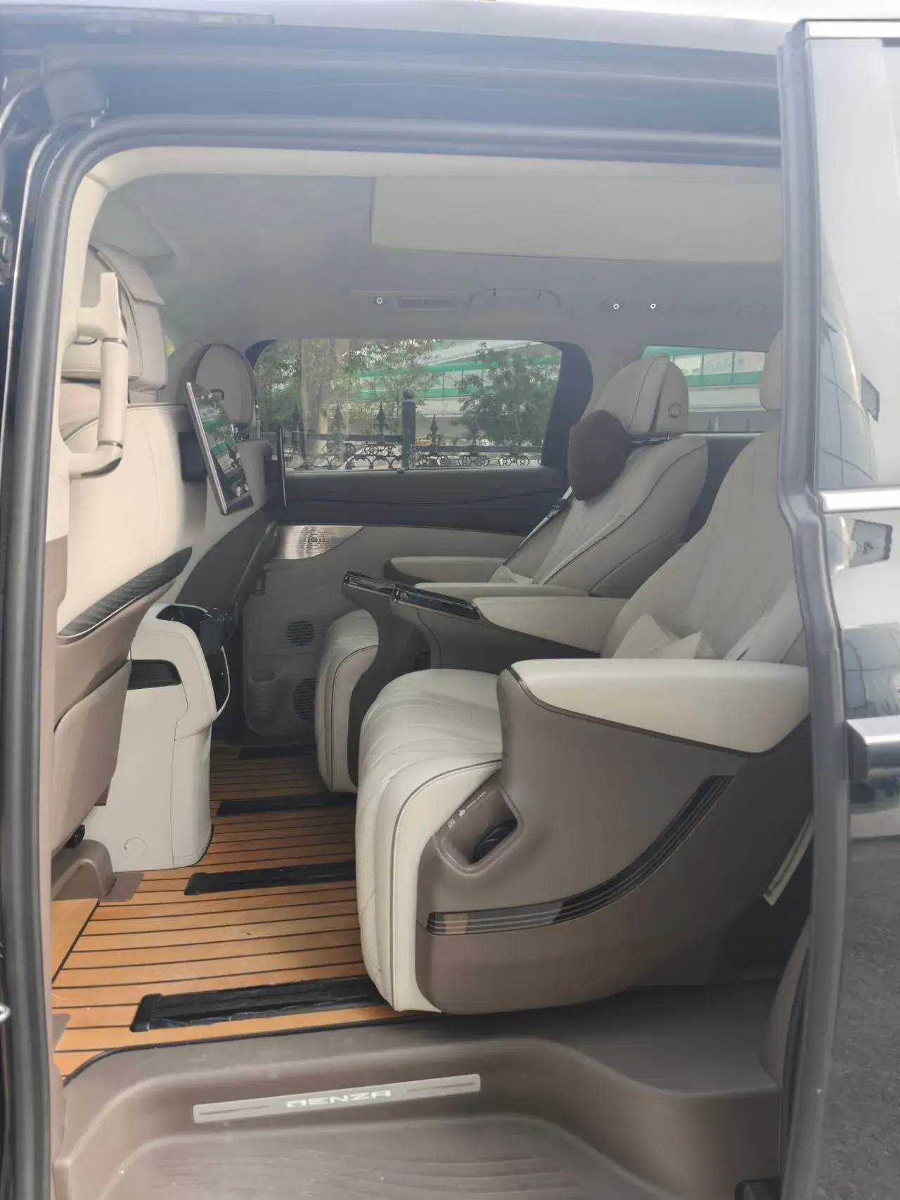 2022 DENZA D9 thumbnail 4