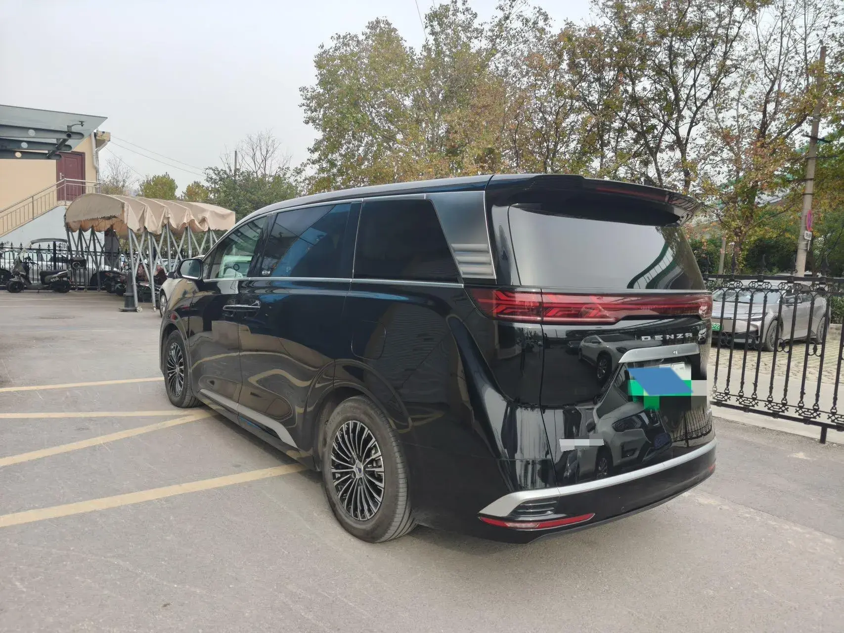 2022 DENZA D9 thumbnail 2