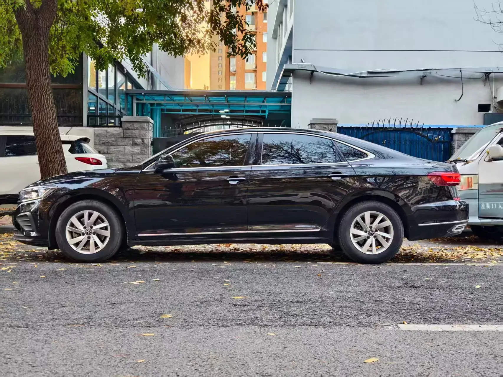 2022 VOLKSWAGEN PASSAT thumbnail 4