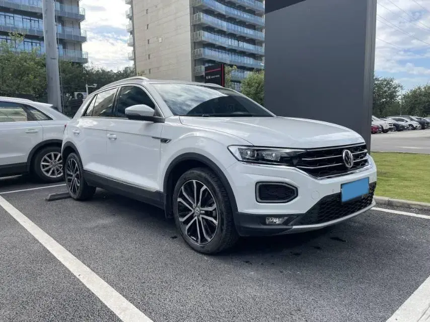 2019 VOLKSWAGEN T-ROC thumbnail 3