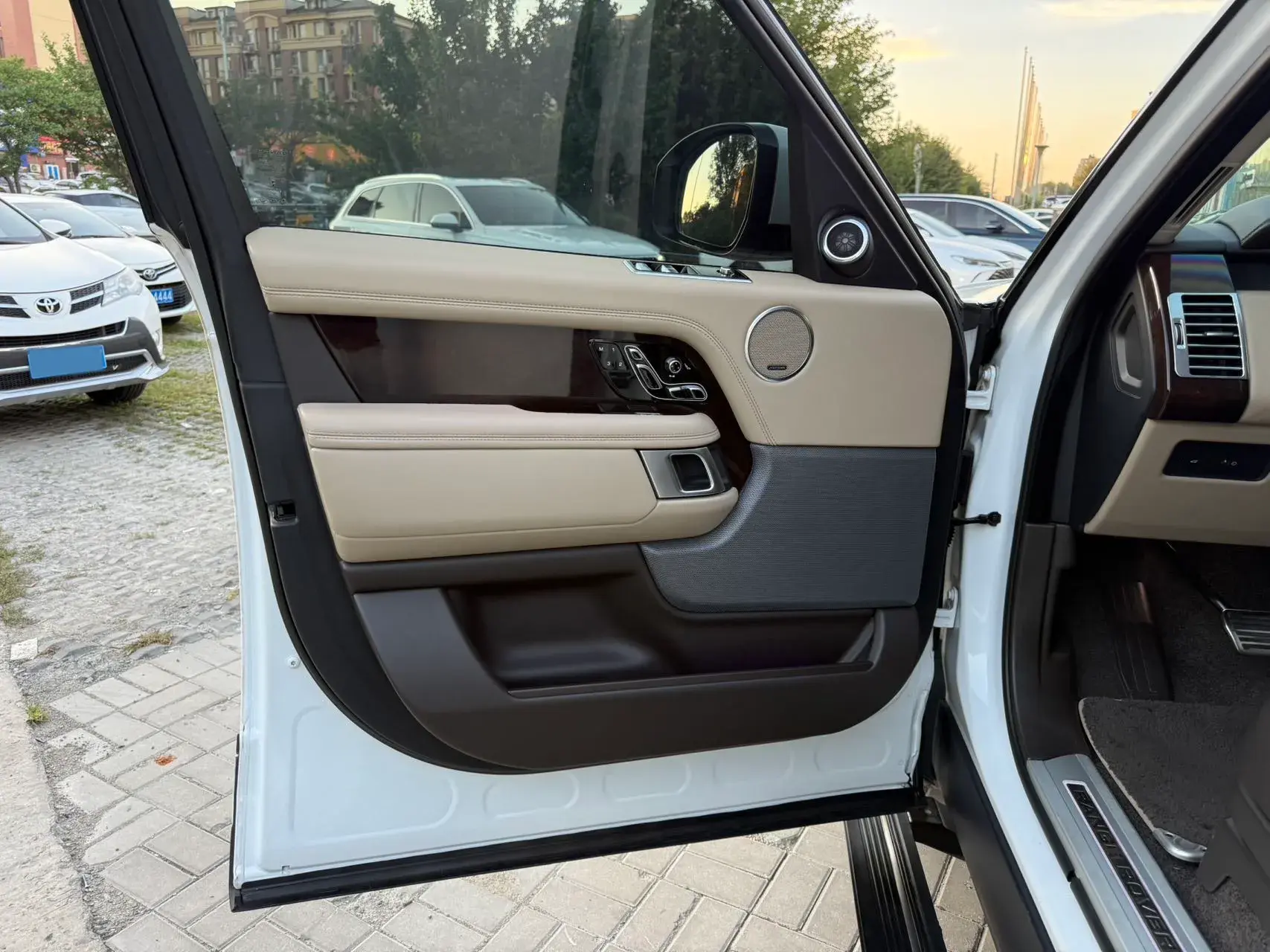 2021 LAND ROVER thumbnail 3