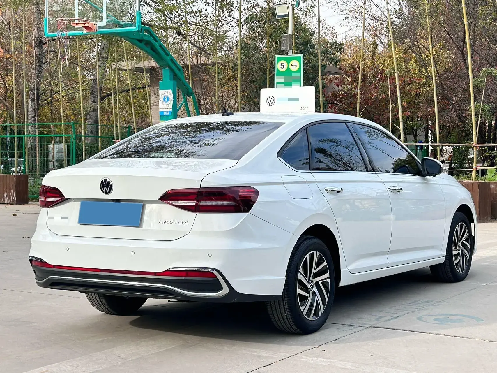 2023 VOLKSWAGEN LAVIDA thumbnail 4