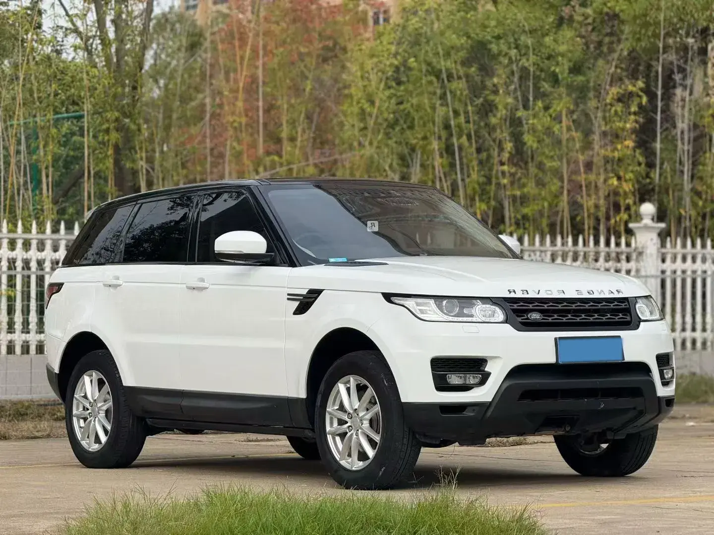 2017 LAND ROVER thumbnail 3