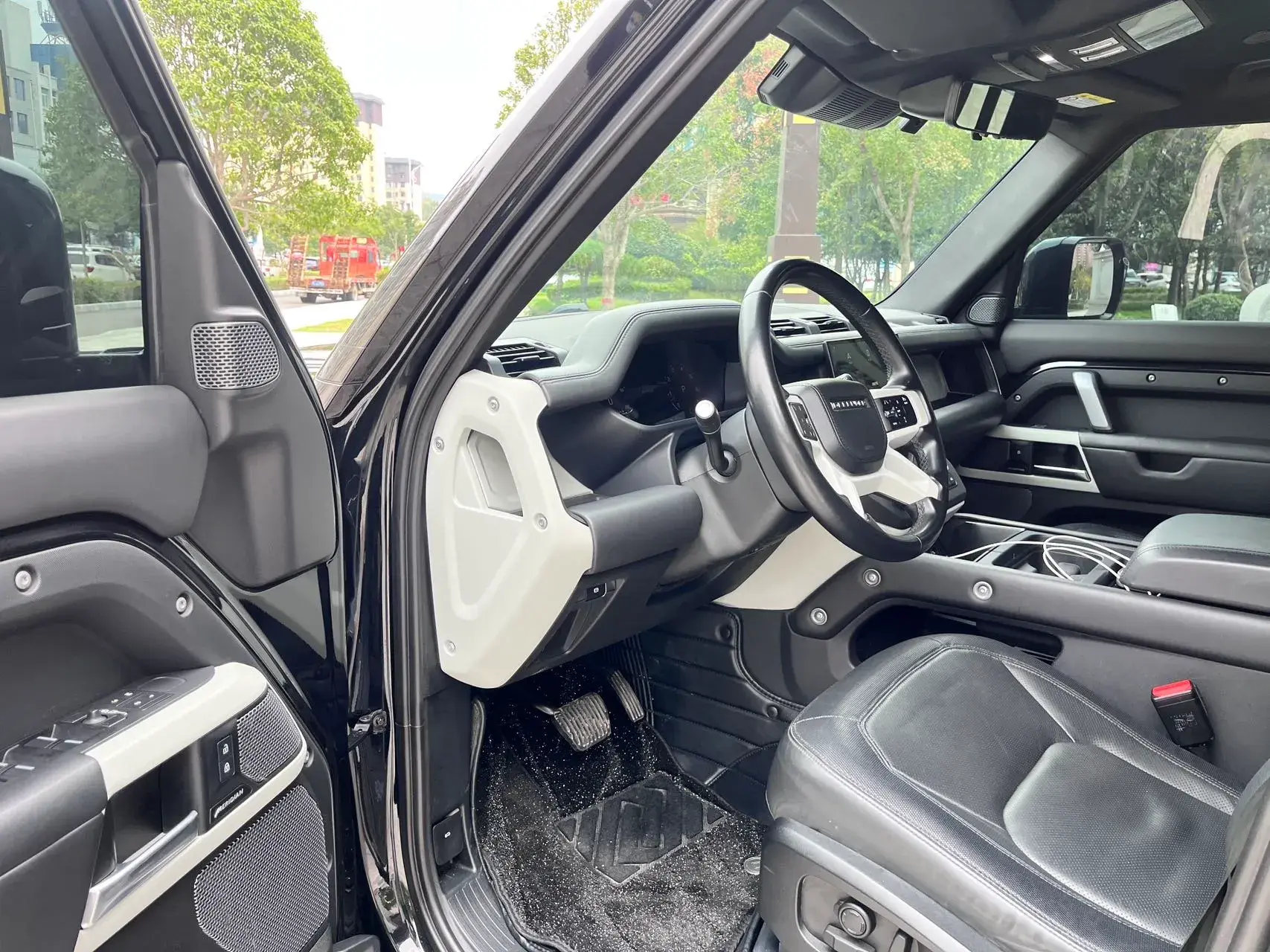 2023 LAND ROVER thumbnail 4