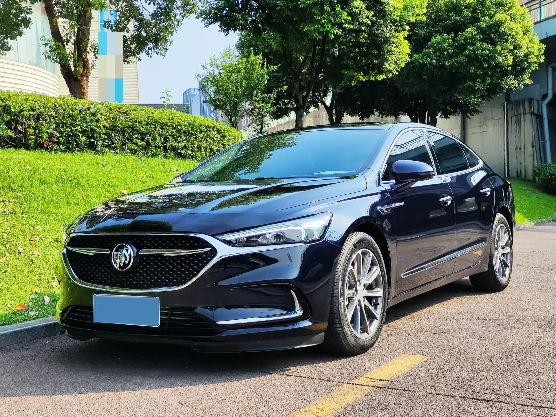 2022 BUICK LARCOSSE view 1