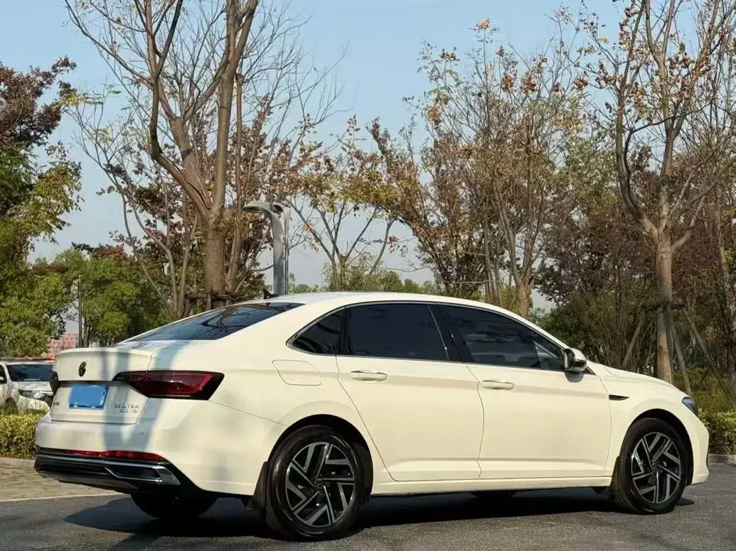 2023 VOLKSWAGEN SAGITAR thumbnail 4