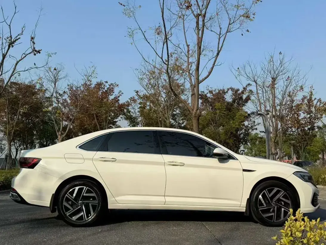 2023 VOLKSWAGEN SAGITAR thumbnail 3