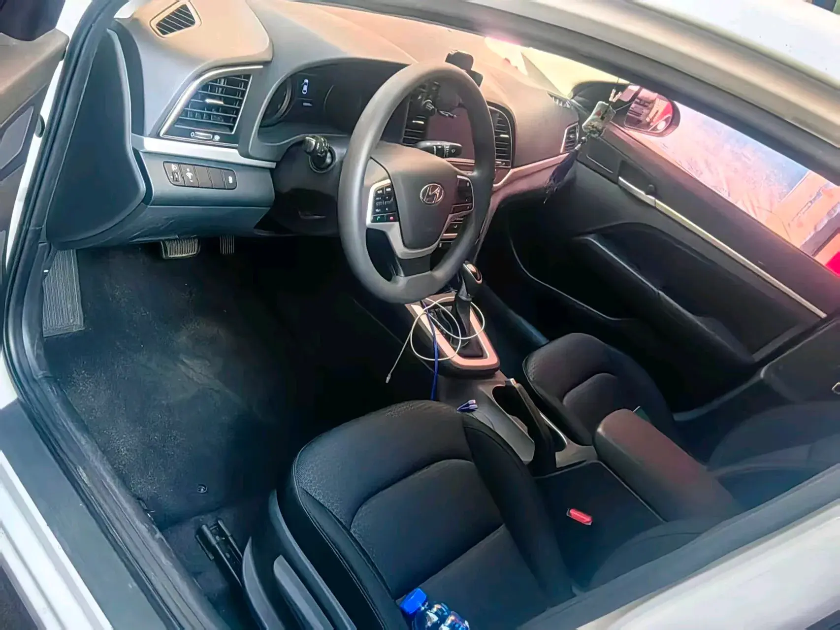 2016 HYUNDAI ELANTRA thumbnail 4