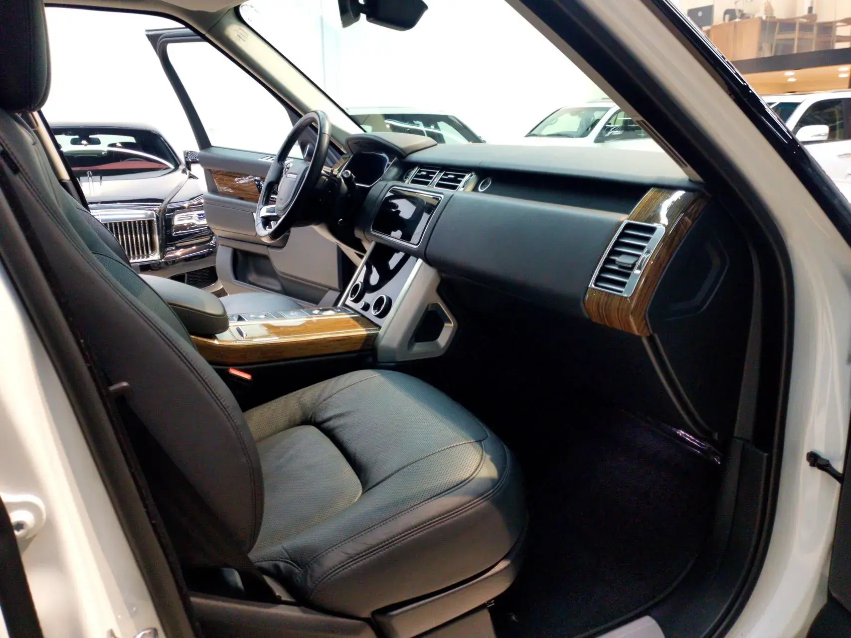 2019 LAND ROVER thumbnail 4