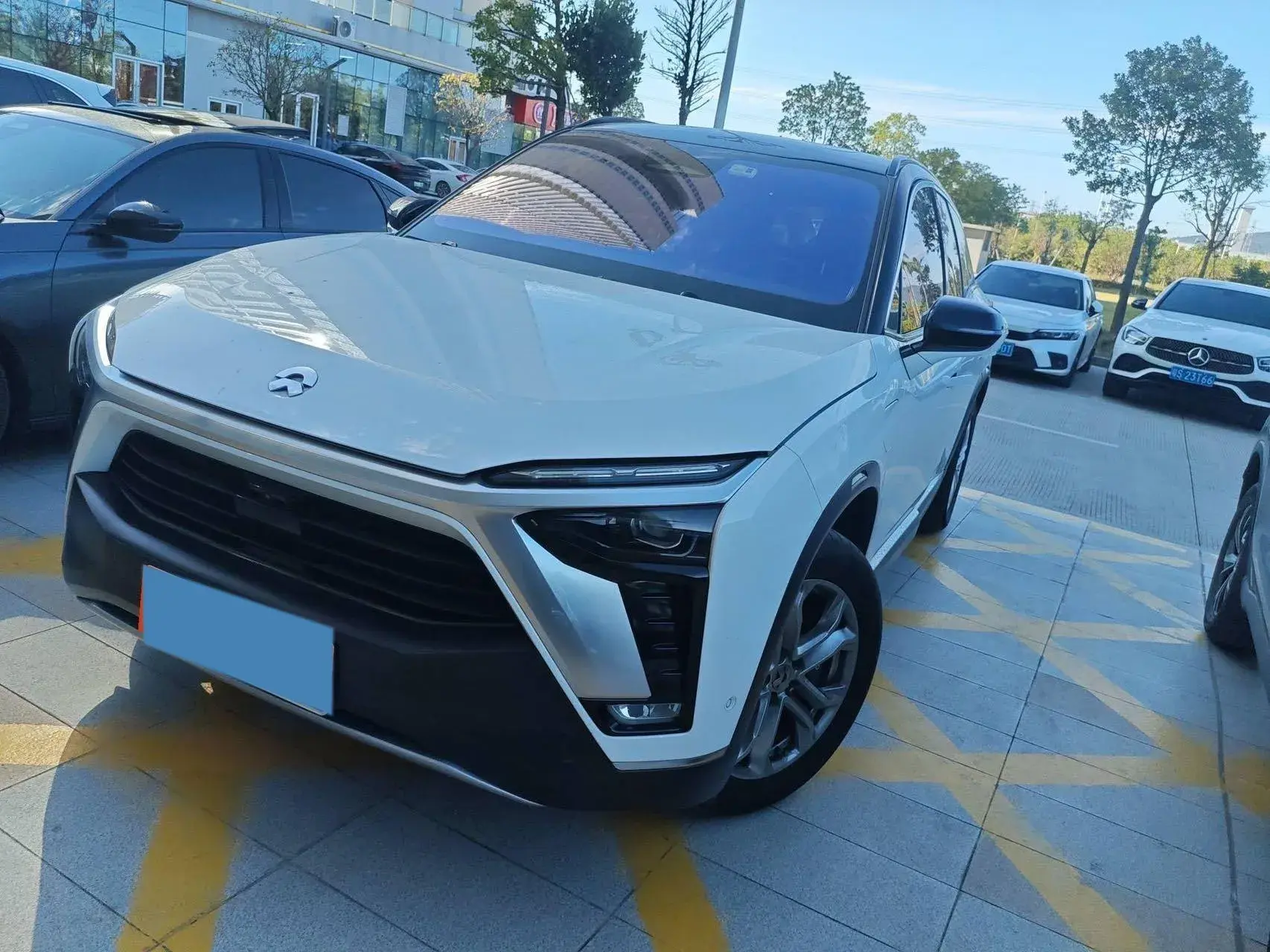 2020 NIO ES8 view 1